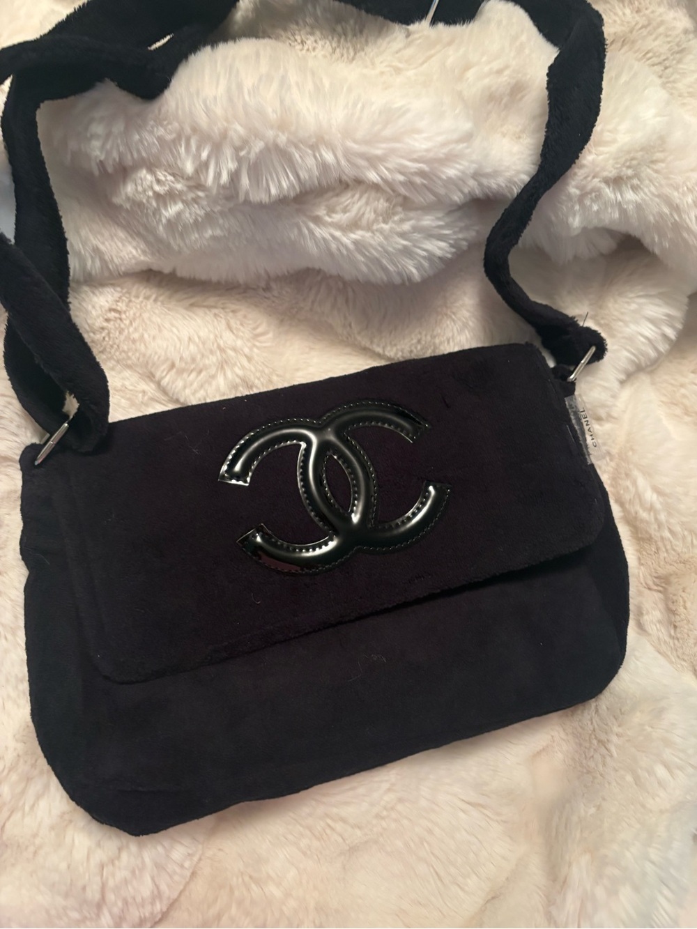 FASHION Chic Black Shoulder Bag with Interlocking Logo - Picture 2 of 3